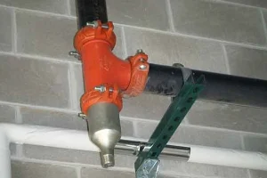 Rigid coupling vs flexible coupling which one to choose for fire sprinkler risers插图1 Grooved coupling connection on sprinkler piping with support bracket